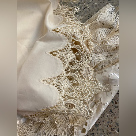 Embroidered Table Cloths. 2 Pcs - Picture 4 of 7